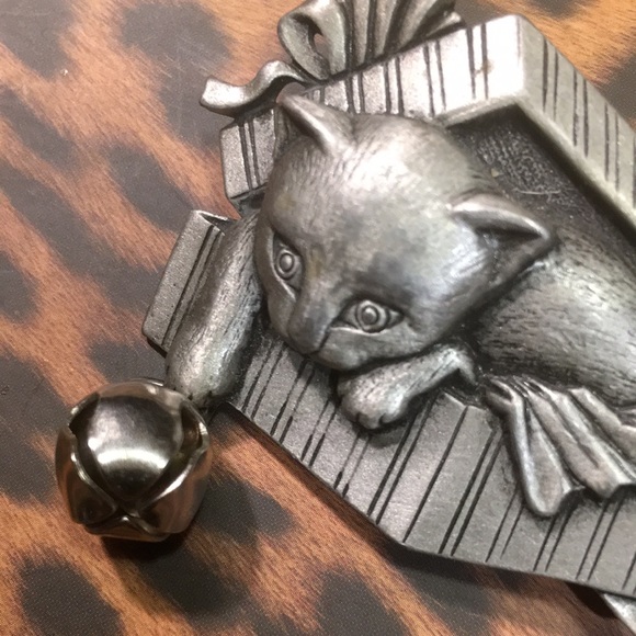 Vintage JJ Jonette Cat in Gift Box Playing with Bell Pewter Pin Brooch - Picture 3 of 12